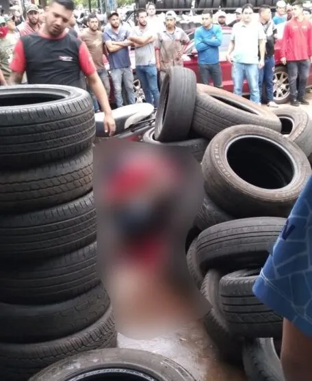 Homem morre agachado em meio a pneus e cena choca