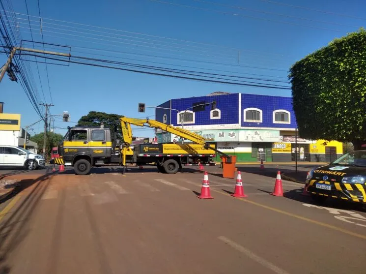 Ideplan realiza manutenção em semáforo na Av. Carlos Schmidt