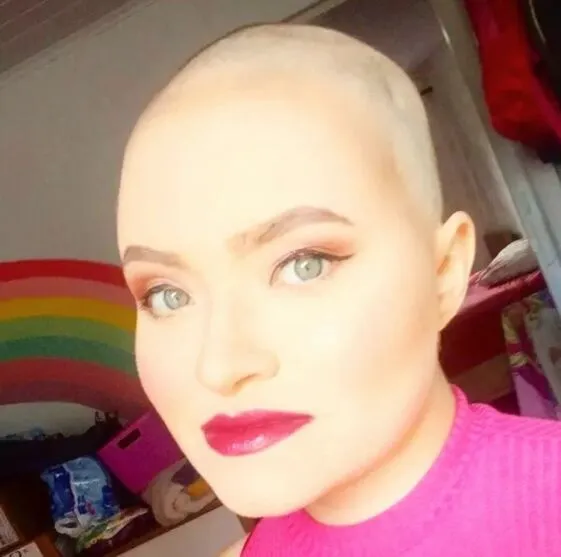 Maquiadora de Arapongas com câncer cerebral inspira web; veja
