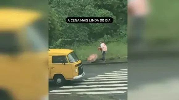 Menina tira casaco para agasalhar cachorra ferida na chuva