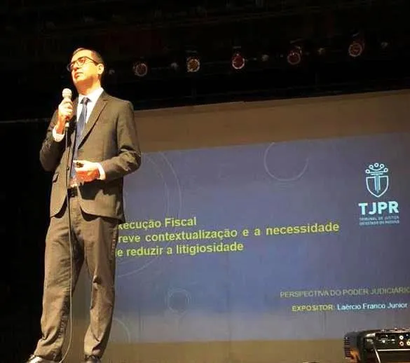 O Juiz de Direito Laércio Franco Júnior, durante palestra nesta terça (05), em Apucarana