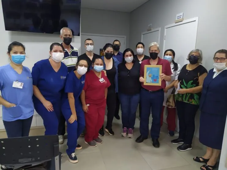 Paciente termina sessões de radioterapia e agradece equipe