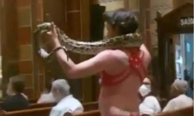 Paixão de Cristo com cobra revolta católicos; Assista