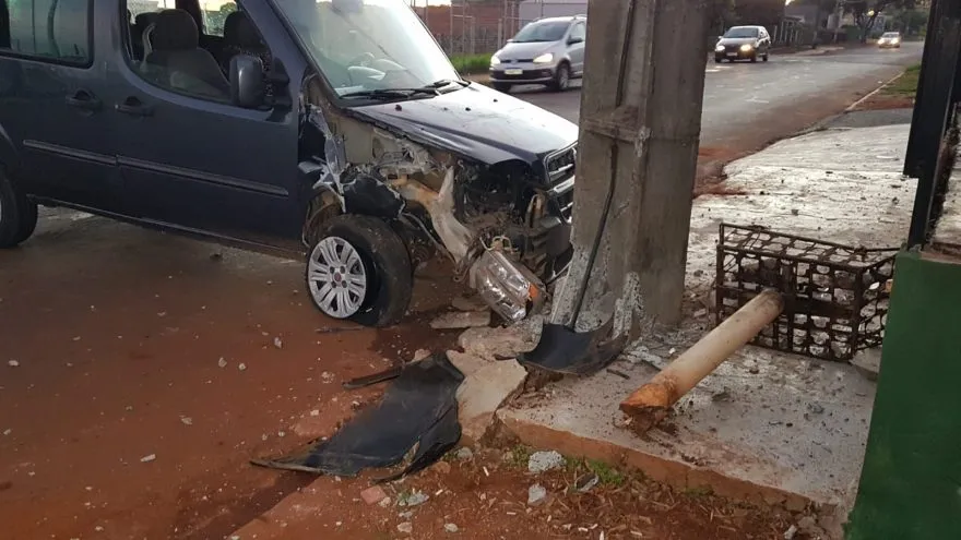 Poste é destruído após ser atingido por carro em Cascavel