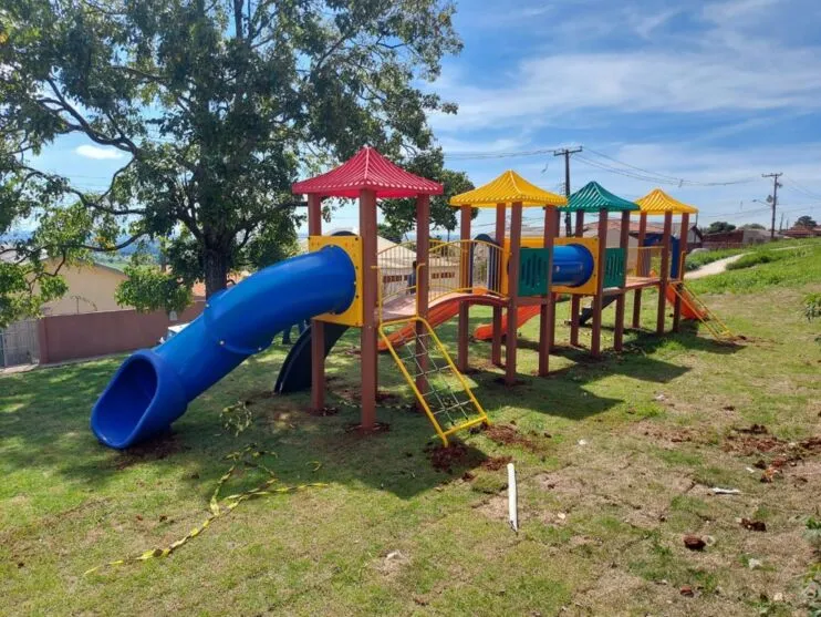 Prefeitura de Apucarana instala oito novos parques infantis