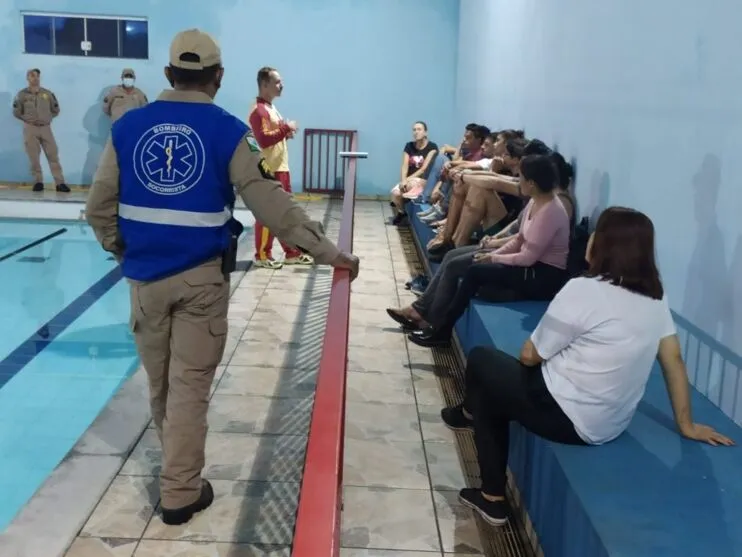 Professores de natação recebem treinamento de primeiros socorros