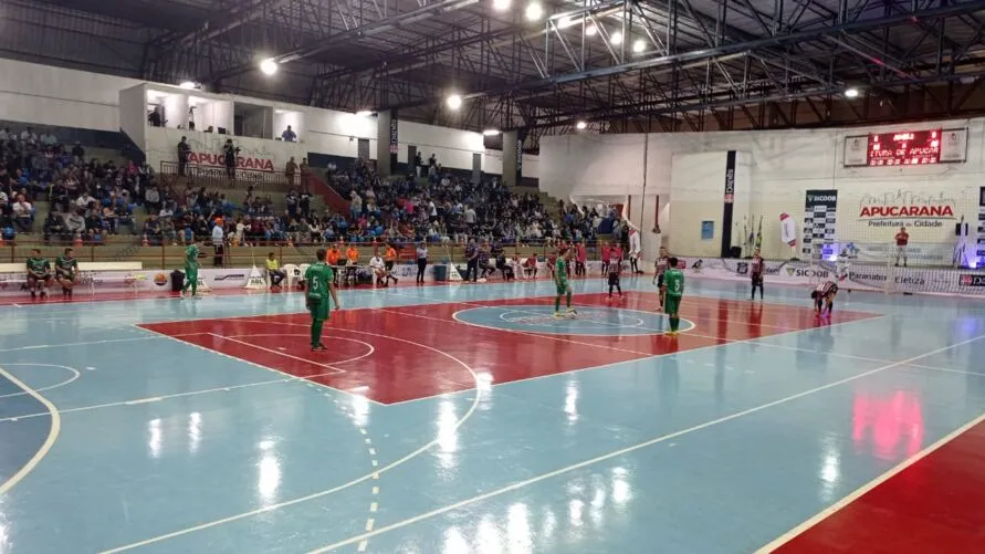 Torcida do Apucarana Futsal lota arquibancada durante jogo