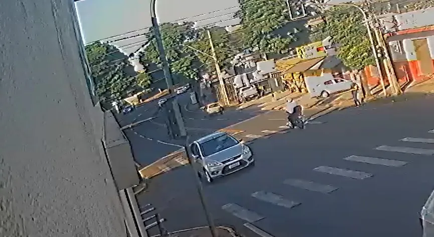 Vídeo mostra sinal verde para moto que atropelou pedestre