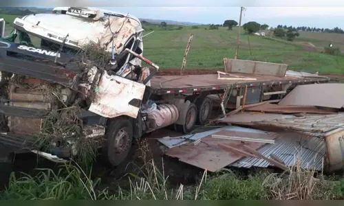 Caminhoneiro fica gravemente após tombamento na PR-092