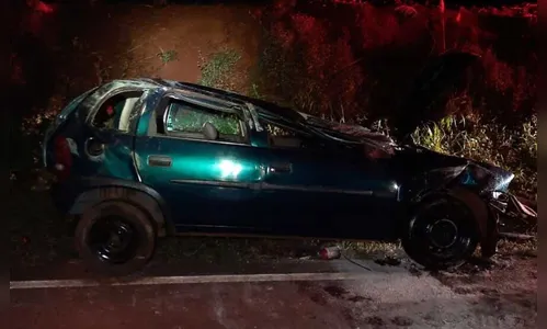 Jovem morre após bater carro em barranco e capotar PR-538