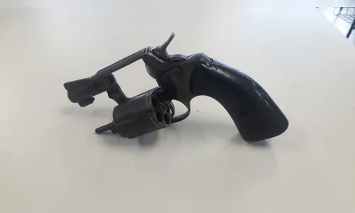 Adolescente é flagrado com arma em escola do PR