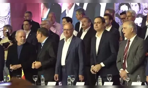 Alckmin aplaude hino da ‘Internacional Socialista’ em evento