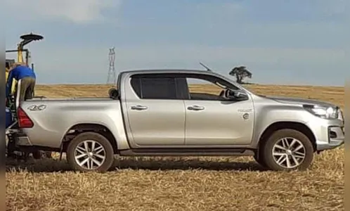 Dupla armada rouba camionete na região e faz motorista refém