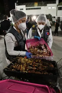 Após comer churrasco, chip é achado em estômago de mulher