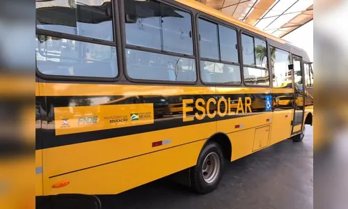 Apucarana recebe 2 ônibus escolares novos nesta segunda