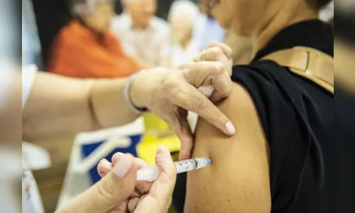 Arapongas aplica 4ª dose contra covid e vacina da gripe