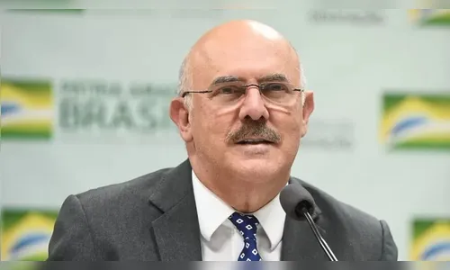 Arma de ex-ministro da Educação dispara em aeroporto