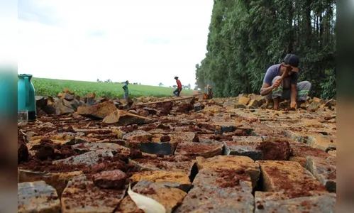 Avança pavimentação com pedras na Estrada Bandeirantes