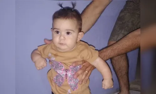 Bebê de um ano morre afogada após engatinhar e cair em piscina