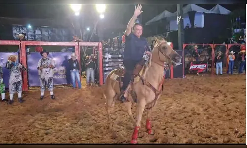 Bolsonaro monta a cavalo em visita a ExpoLondrina 2022