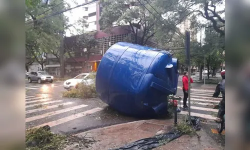 Caixa d'água de prédio cai durante temporal em Maringá
