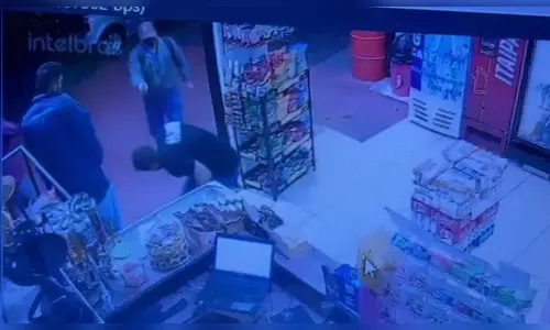 Câmera flagra empresário sendo baleado dentro de loja no PR