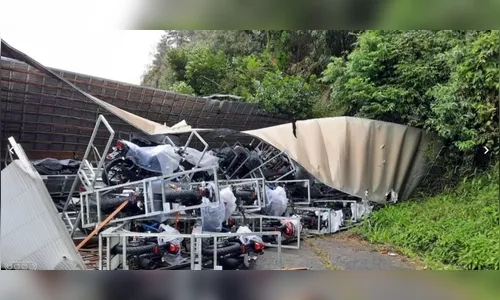 Caminhão bate em barranco e deixa duas pessoas feridas no PR