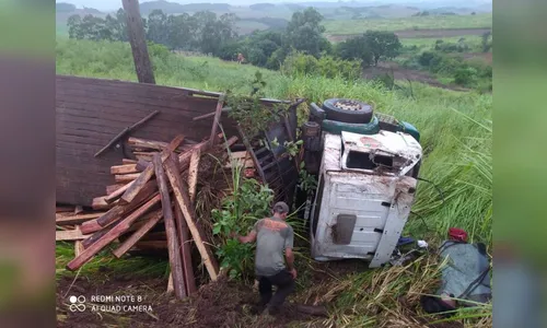 Caminhão cai em ribanceira entre Kaloré e Marumbi