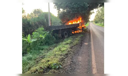 Caminhão fica destruído pelo fogo próximo a São João do Ivaí