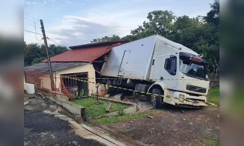 Caminhão invade casa em Ponta Grossa e destrói fachada