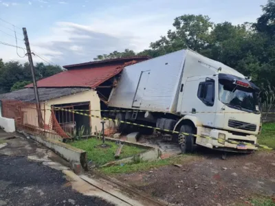 Caminhão invade casa em Ponta Grossa e destrói fachada