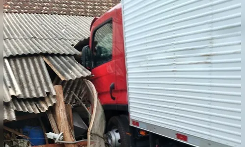 Caminhão invade casa em pesqueiro em Borrazópolis