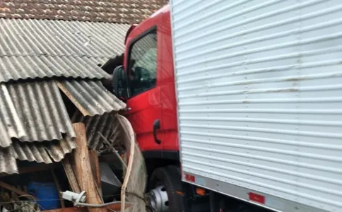 Caminhão invade casa em pesqueiro em Borrazópolis