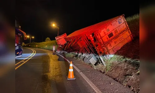 Caminhão reboque tomba na alça de acesso a BR-369 em Arapongas