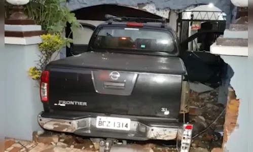 Caminhonete quebra muro de casa e deixa feridos