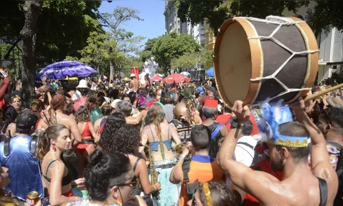 Carnaval fora de época no Rio também tem blocos na rua