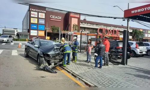 Carro fura sinal e causa acidente com dois feridos