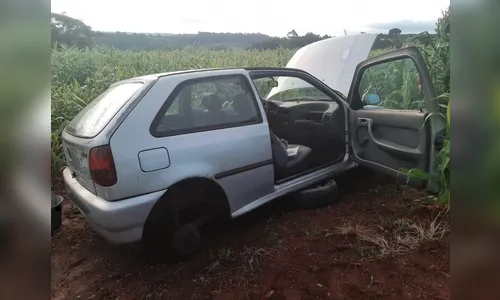 Carro furtado é encontrado sem rodas e peças em Apucarana