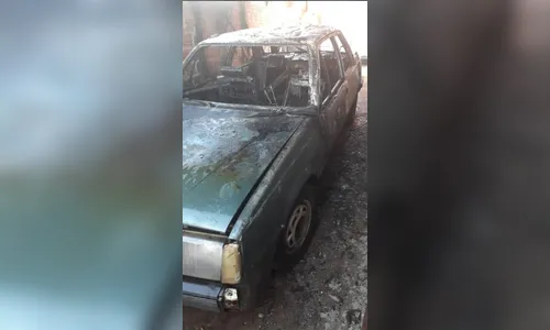 Carro que estava na garagem pega fogo em Apucarana