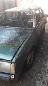 Carro que estava na garagem pega fogo em Apucarana