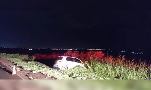 Carro sai da pista e motorista fica ferido em Arapongas