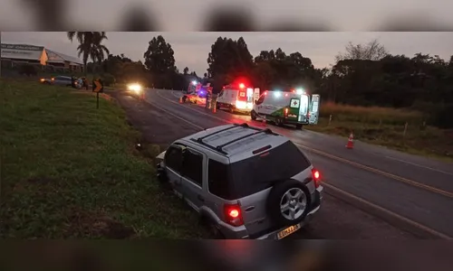 Carros colidem frontalmente na BR-277 e três ficam feridos