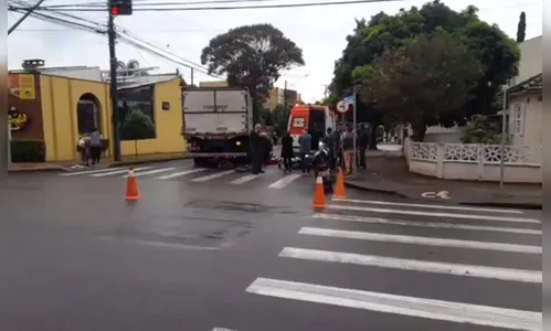 Ciclista é atropelado por caminhão no centro de Arapongas