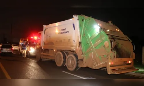 Coletor de lixo é atropelado enquanto trabalhava no PR