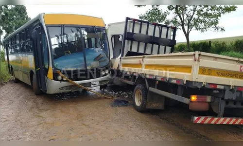Colisão entre ônibus escolar e caminhão na PR-160 deixa 17 feridos