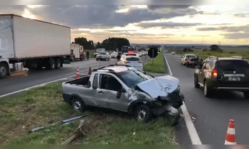 Colisão envolvendo três veículos deixa um morto na BR-376