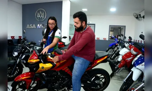 Com combustível em alta, procura por motos dispara