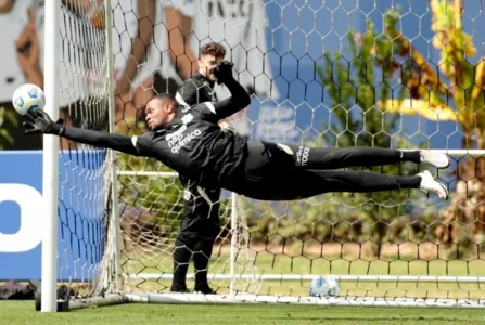 Conheça Carlos Miguel o goleiro mais alto do Brasil