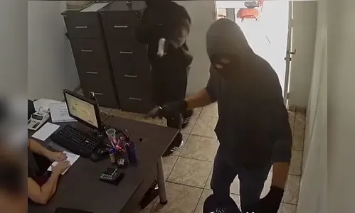 Criminosos armados invadem empresa no Paraná; assista