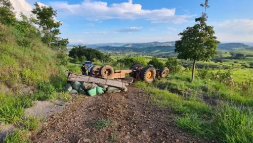 Ele  estava transportando produtos na Fazenda Três Pousos, quando a máquina agrícola acabou tombando